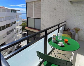 Stylish Modern Apt Unbeatable Location